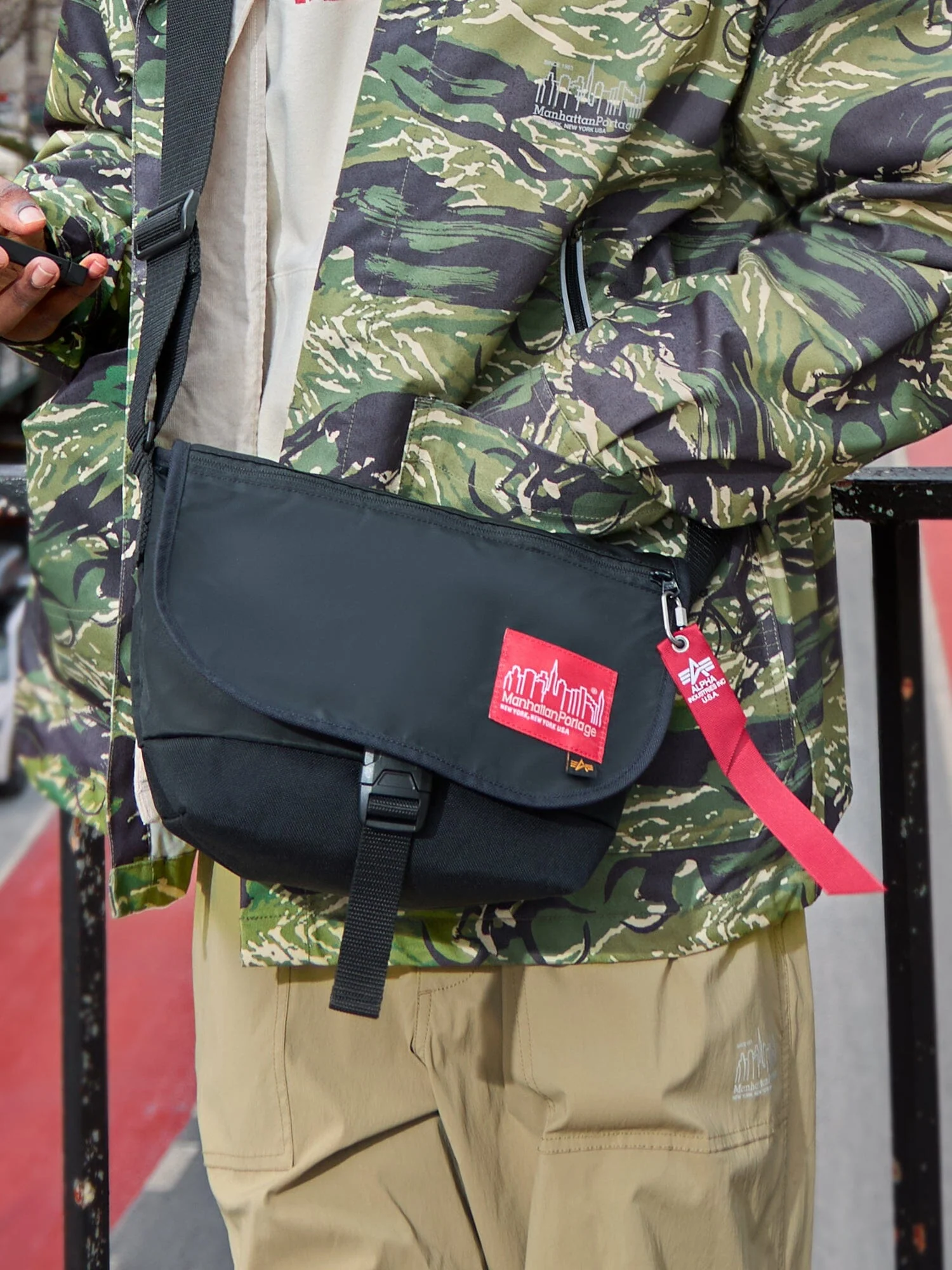 ALPHA X MANHATTAN PORTAGE NYLON MESSENGER BAG SM - Image 5