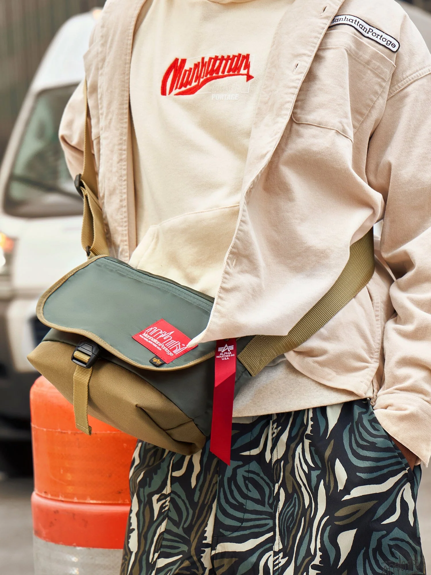 ALPHA X MANHATTAN PORTAGE NYLON MESSENGER BAG SM - Image 9