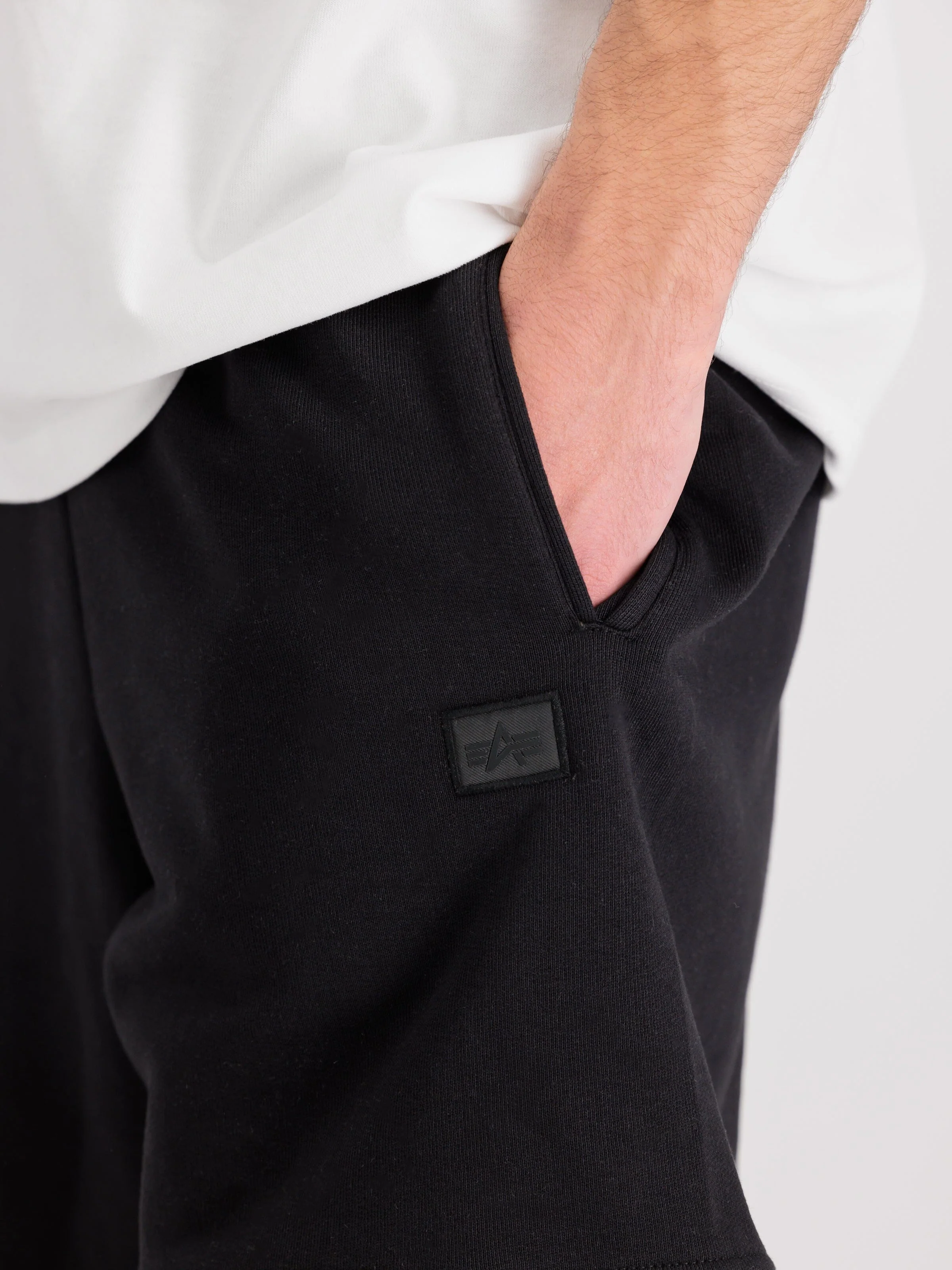 ALPHA ESSENTIAL RELAXED SHORT - Image 10